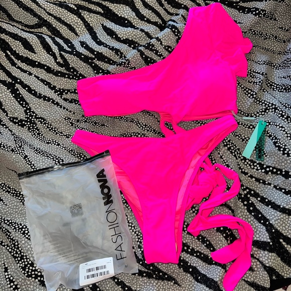 New Fashion Nova “Summers in Miami” Bikini - Picture 2 of 4